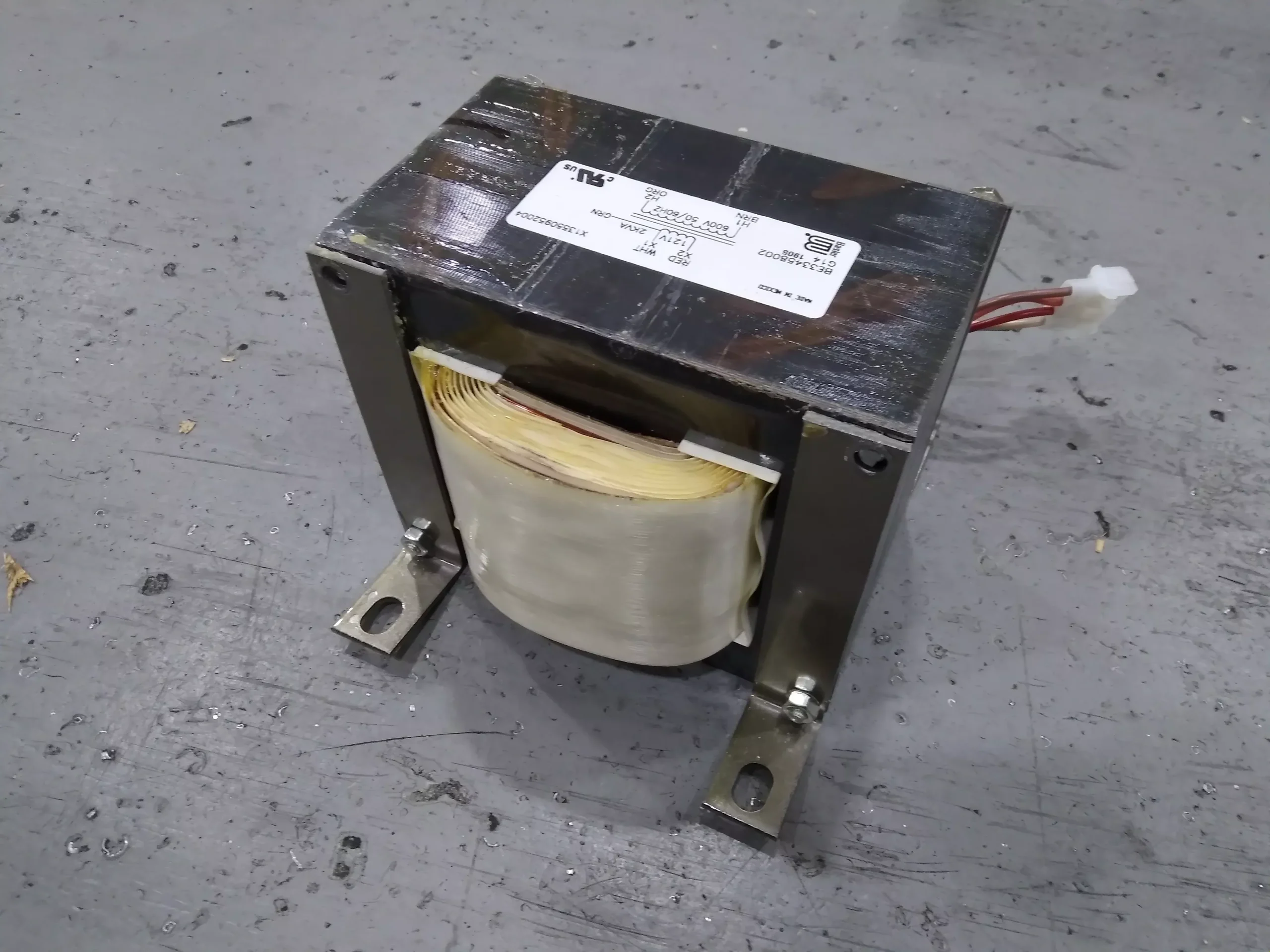 2000 VA Transformer, 600V Primary and 121V Secondary, 50/60 Hertz