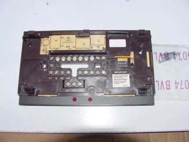 24 Volt Heat/Cool Thermostat Subbase for T7300