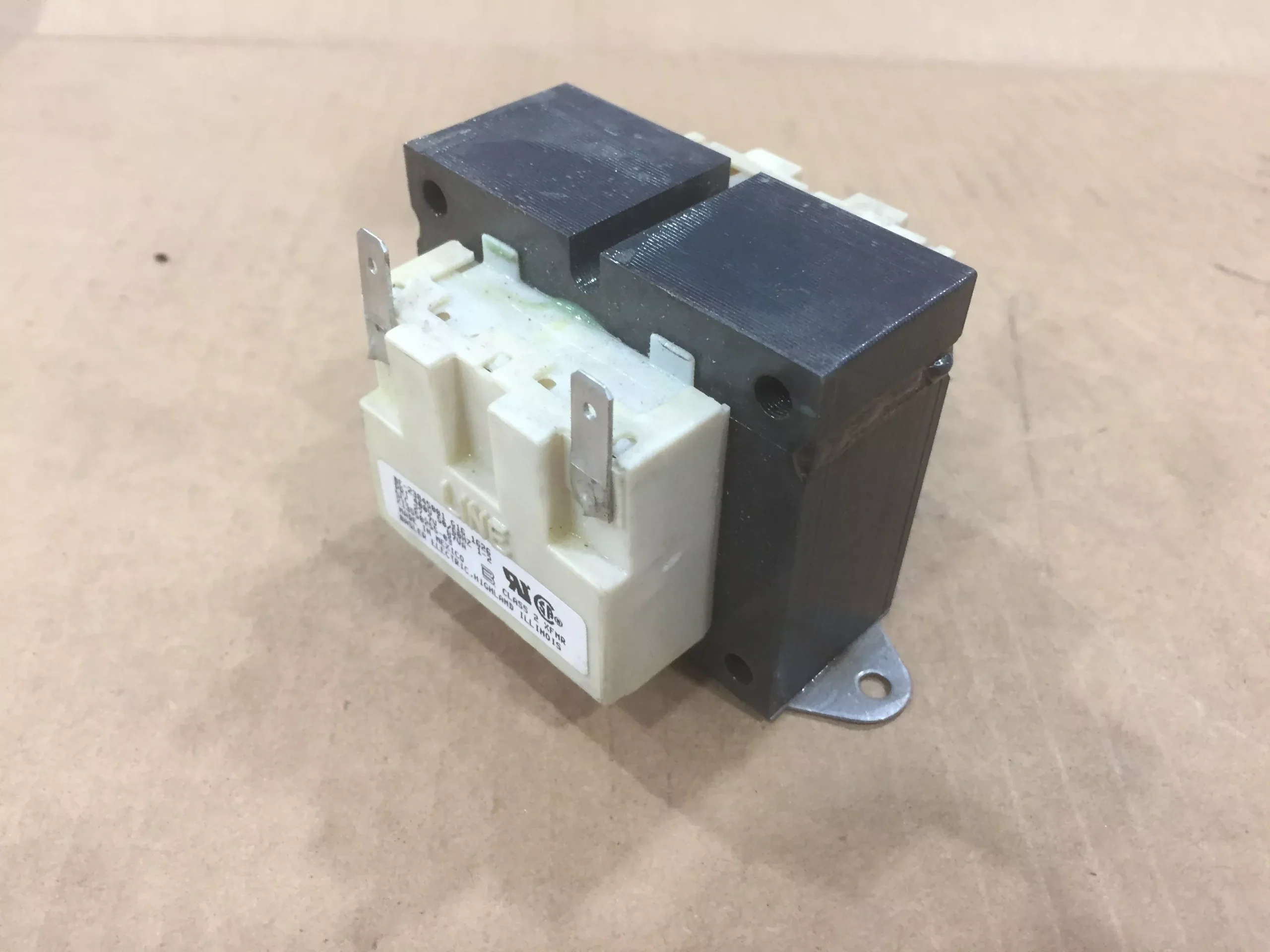Transformer Primary:400 Volt, Secondary:27.7 Volt 87VA Hertz:50/60